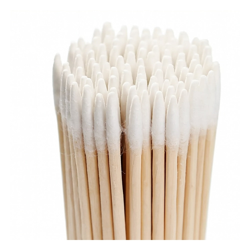 Cotons-tiges extra-fins en bois – vue rapprochée des pointes